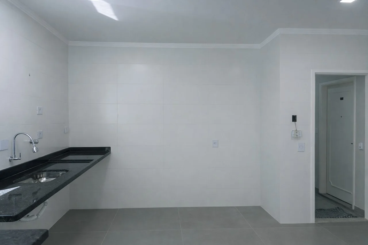 Cozinha ampla mostrando a porta de acesso para a área de serviço e dependência