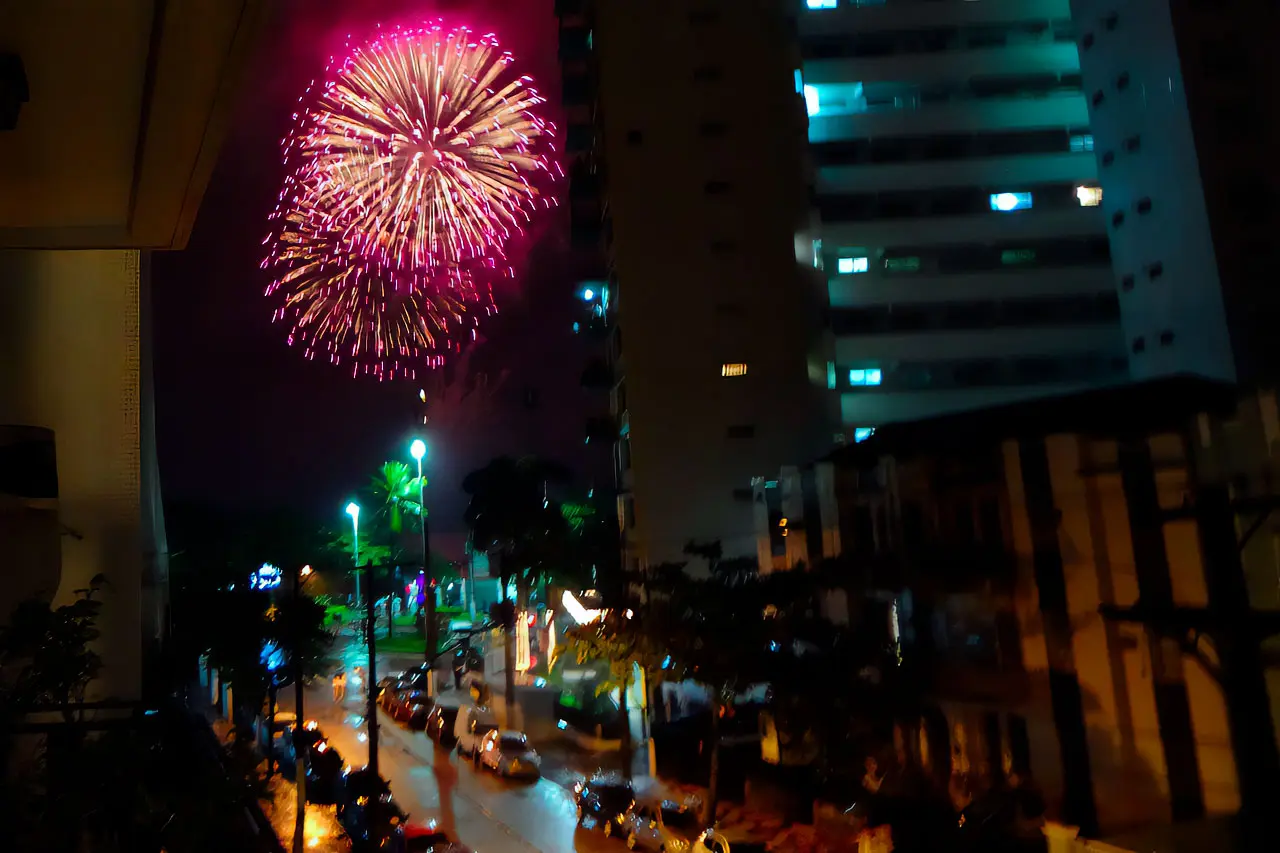 Vista lateral da sacada mostrando a proximidade real com a orla da Praia do Boqueirão em Santos