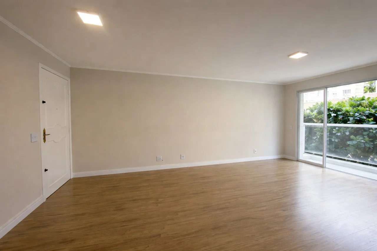 Perspectiva geral do interior do apartamento reformado, destacando a qualidade do piso e pintura