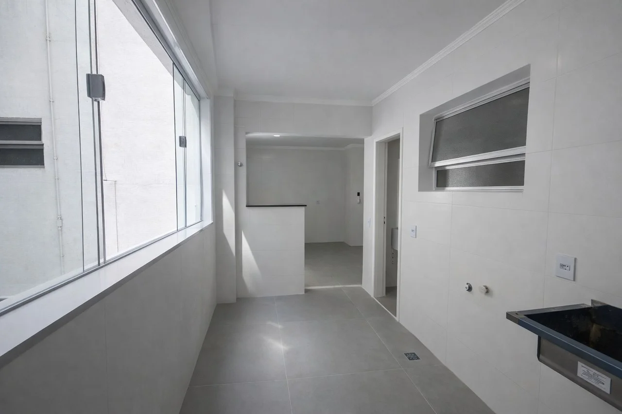 Área de serviço com janela ampla, garantindo excelente ventilação natural e espaço para máquinas