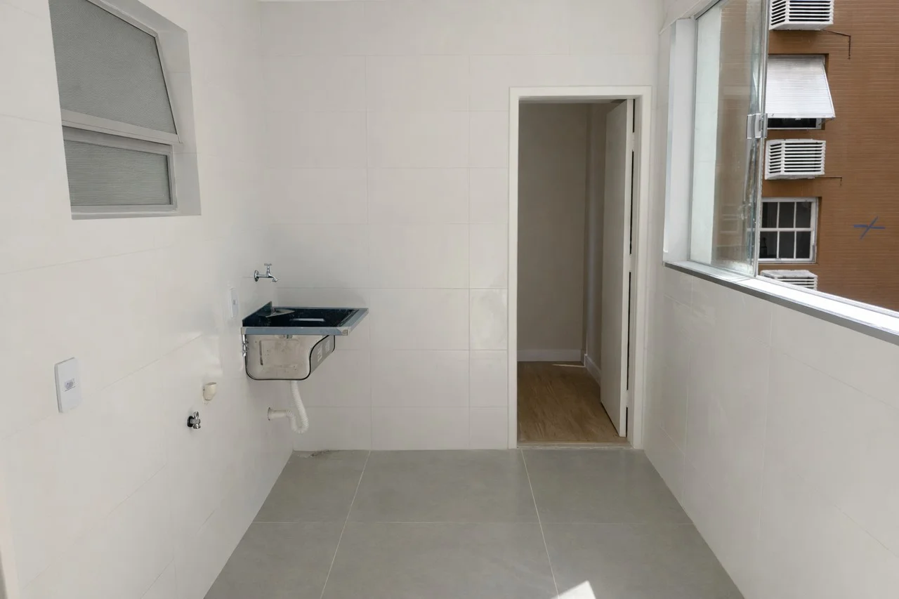 Área de serviço mostrando o acesso para o quarto e banheiro de dependência completa