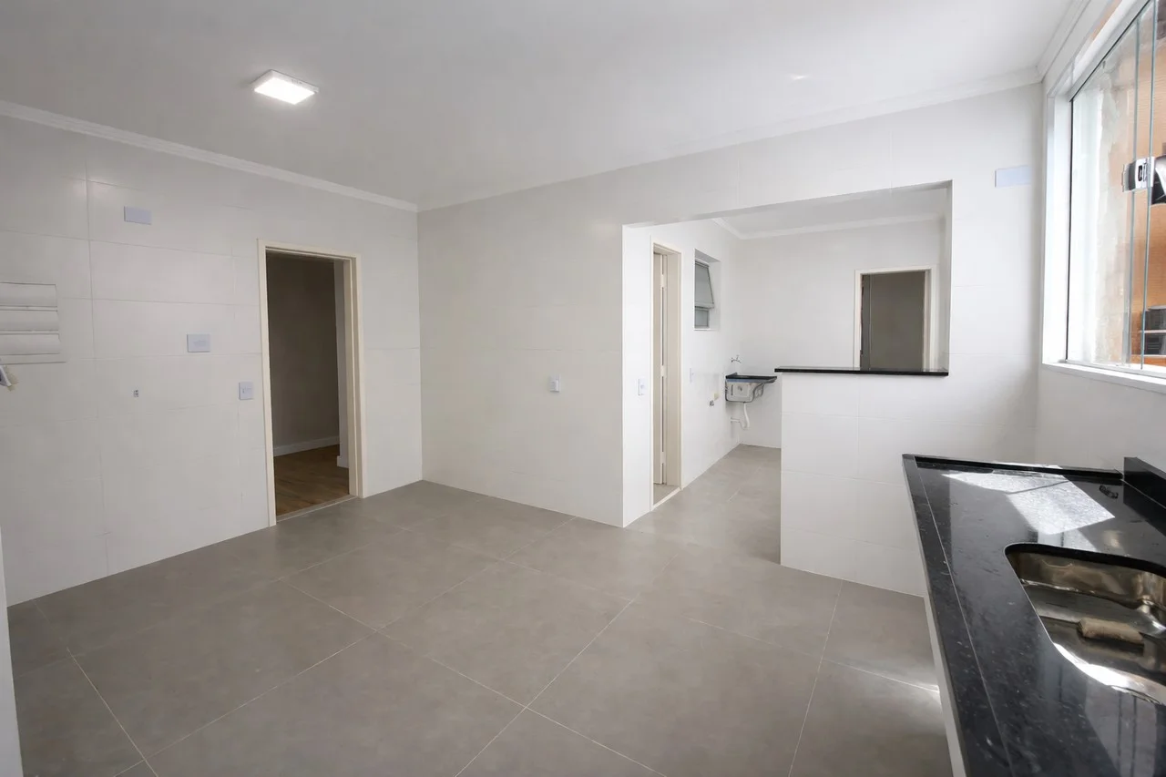 Cozinha espaçosa totalmente reformada, com bancada em granito e revestimentos novos