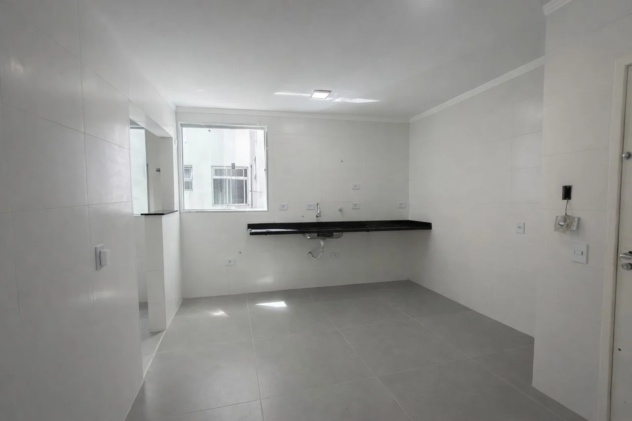 Detalhe dos revestimentos modernos e pia da cozinha reformada no Boqueirão