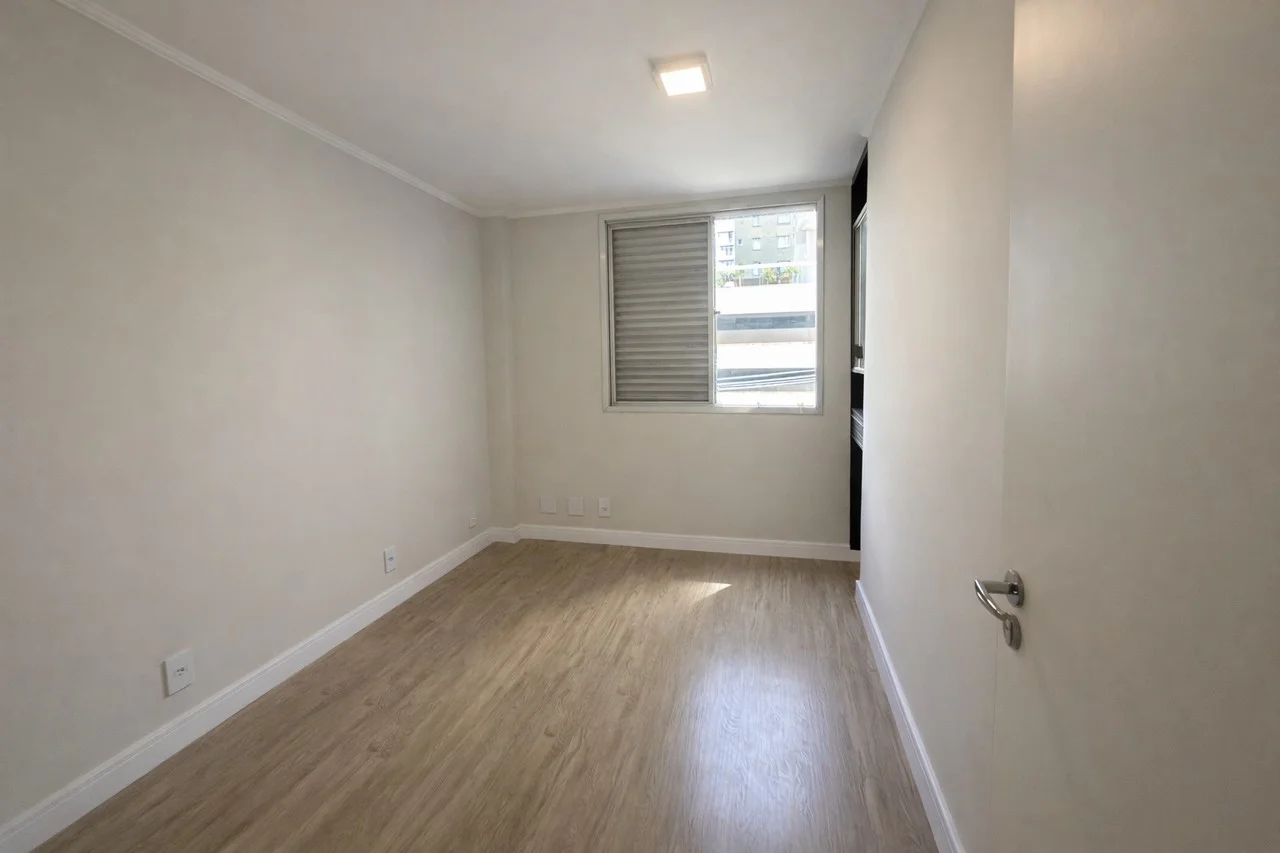 Primeiro dormitório espaçoso, com piso novo e boa iluminação natural