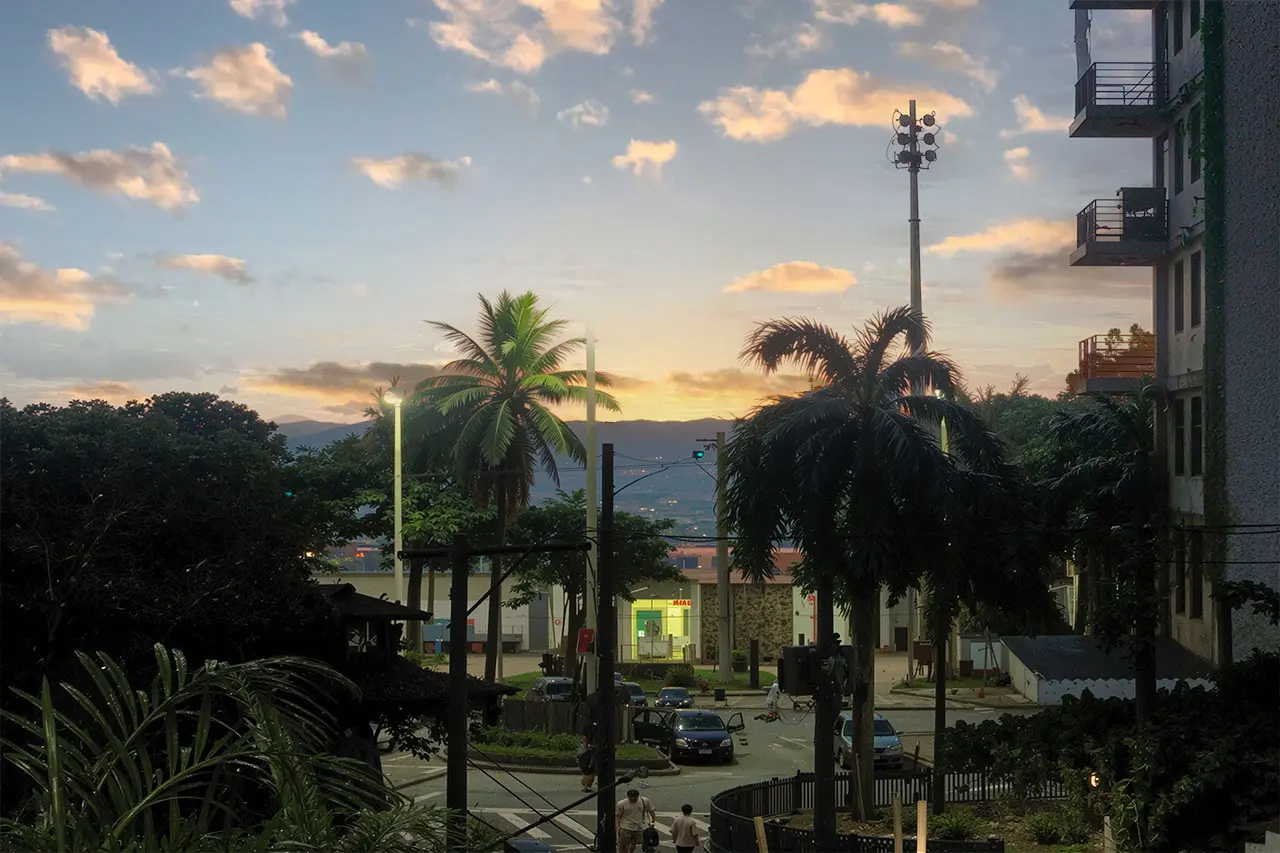 Visão frontal da sacada mostrando a vista livre e desobstruída para o bairro Boqueirão