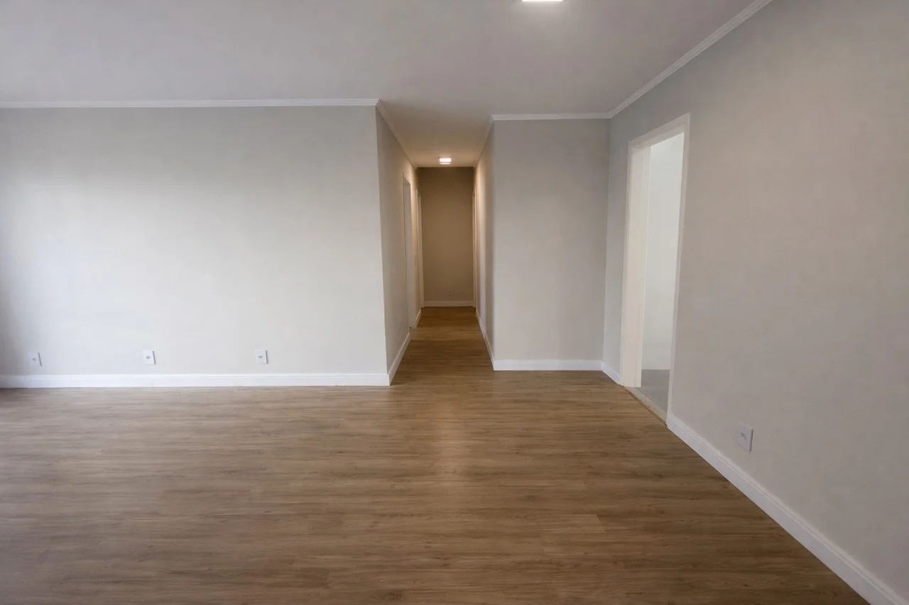 Sala de estar integrada com a sacada, mostrando acabamentos modernos da reforma