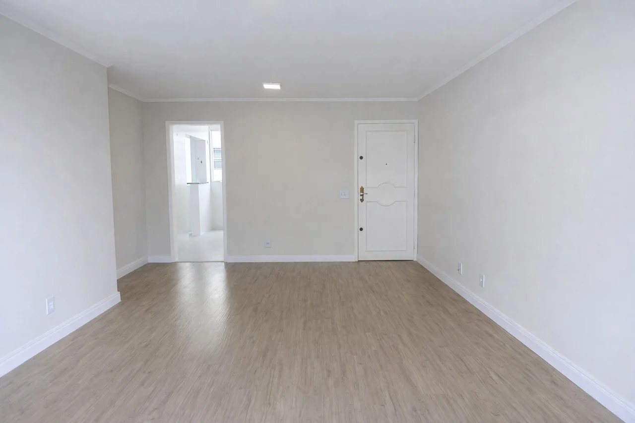 Ângulo oposto da sala de estar, ideal para ambiente de TV ou jantar